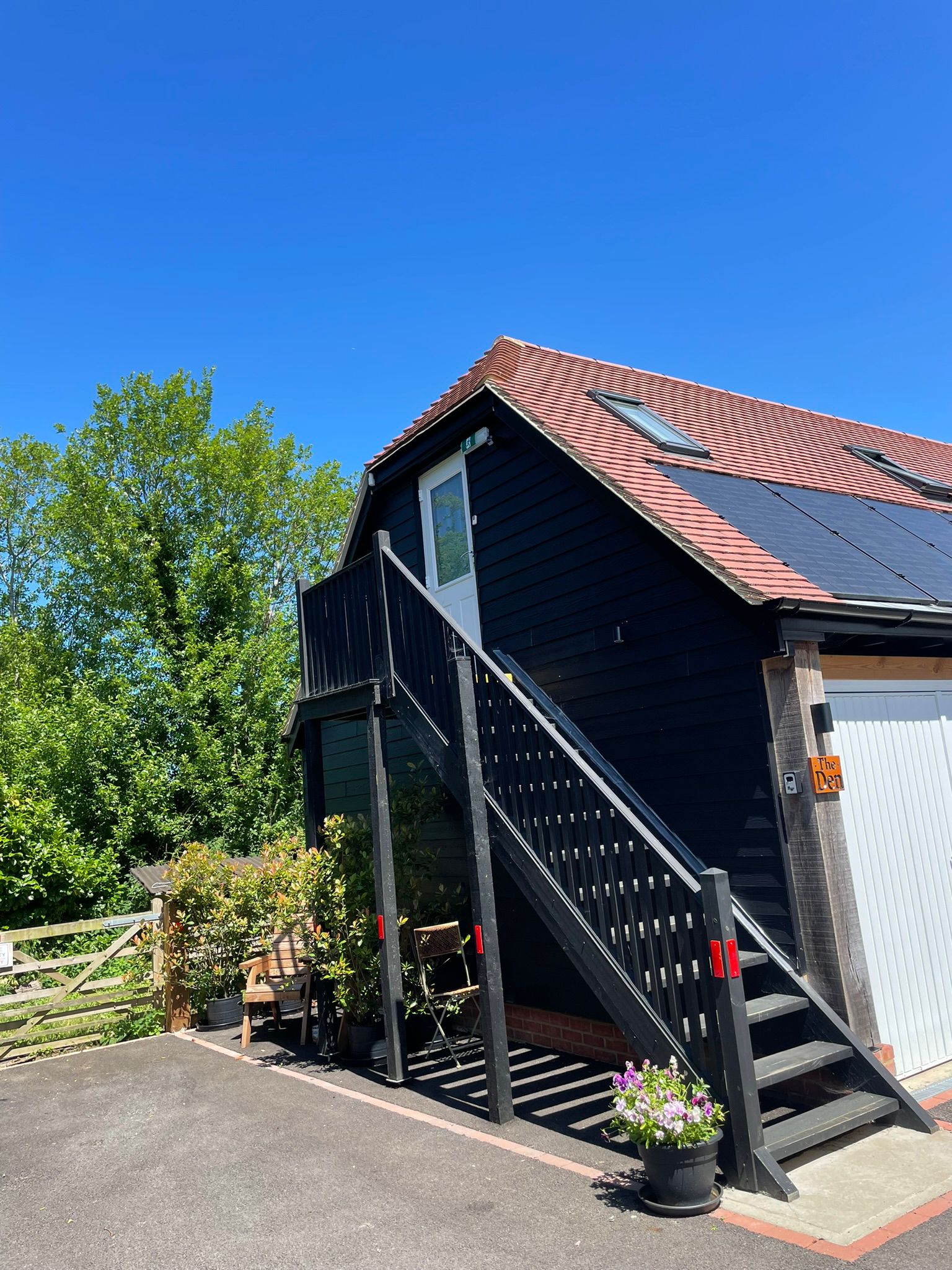 The Den at the Damsons — private annexe with garden, Blean