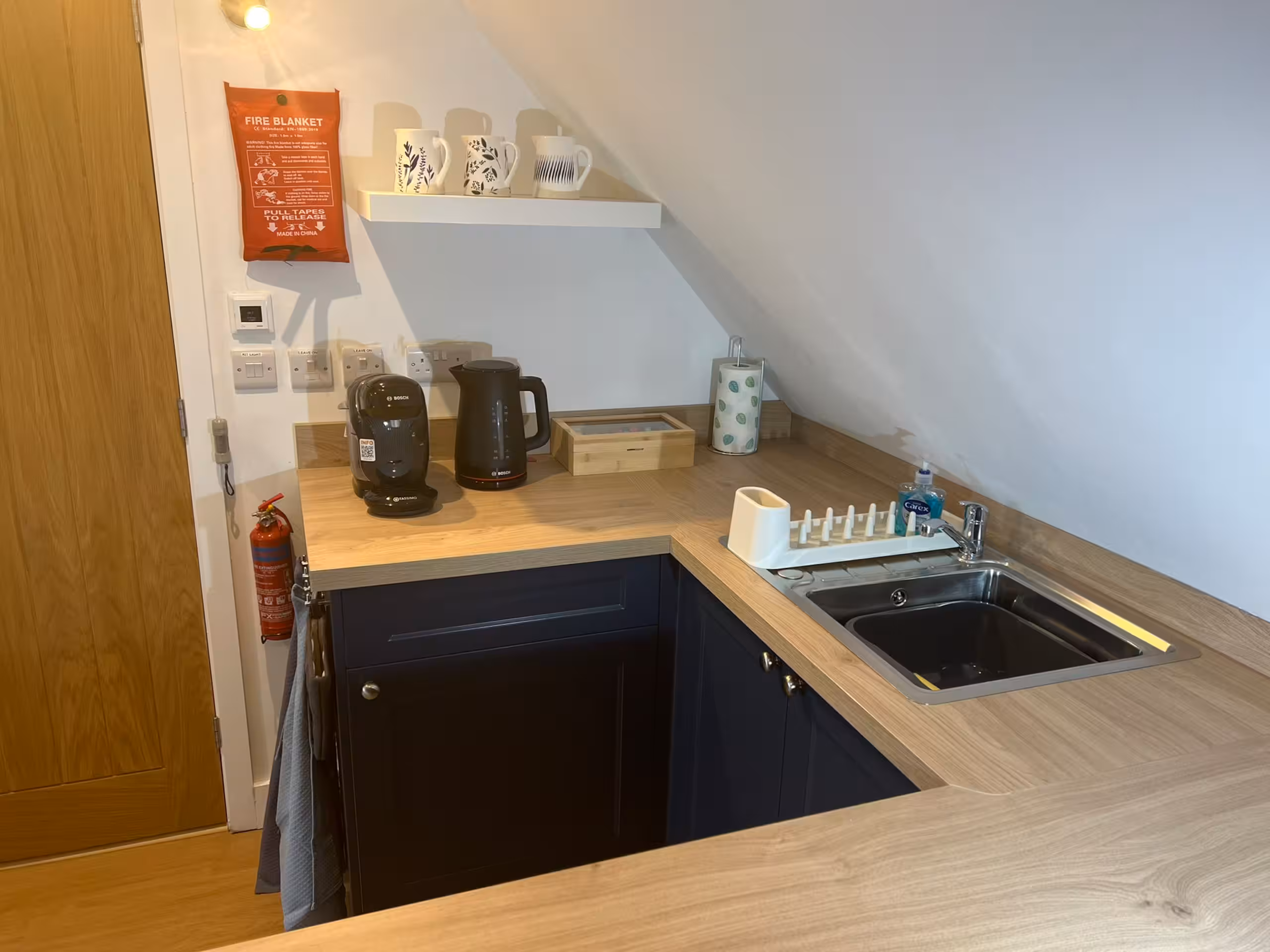 Kitchen with Bosch coffee machine, kettle and mugs